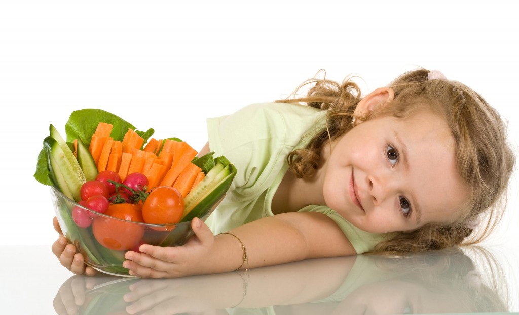 Un enfant avec un légume