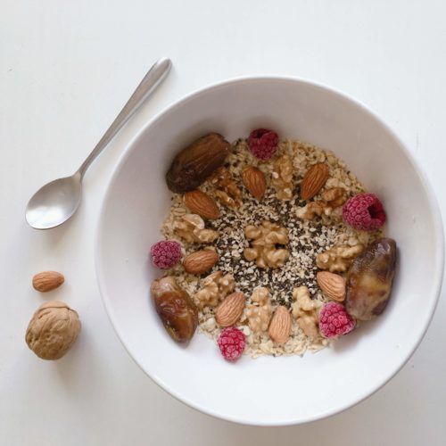 Assiette de porridge avec des noix et des framboises